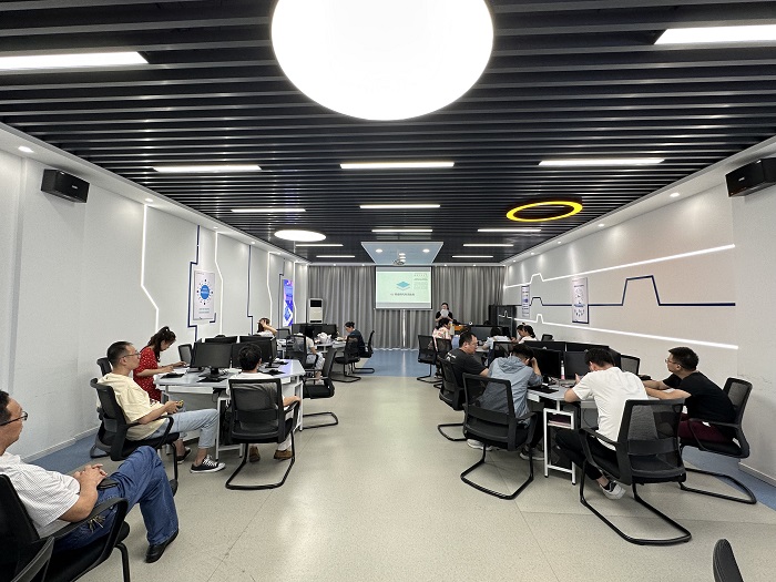 信息经贸系举行师德师风专项培训会 (1).JPG